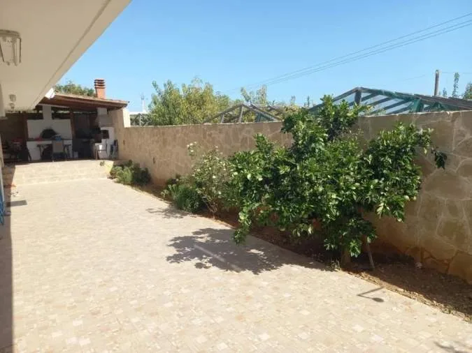 Standalone residential building 330m²  - 4