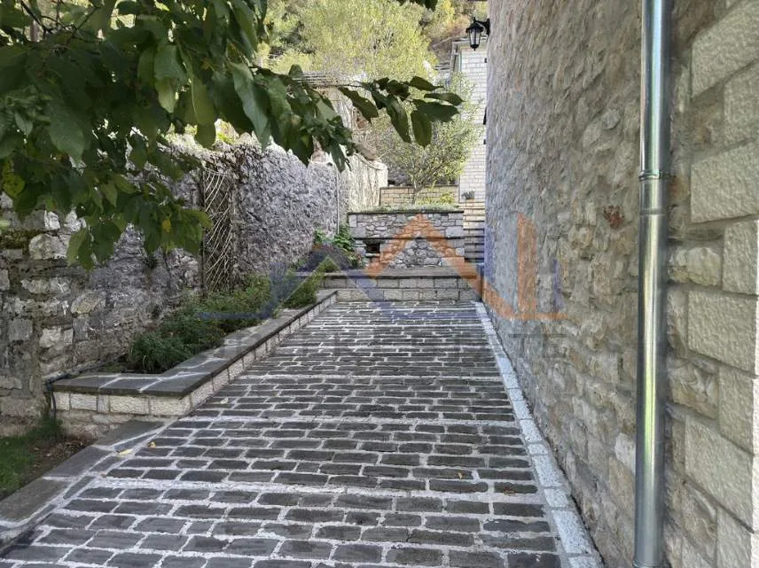 Αυτόνομο κτήριο κατοικιών 320τ.μ.  - 4