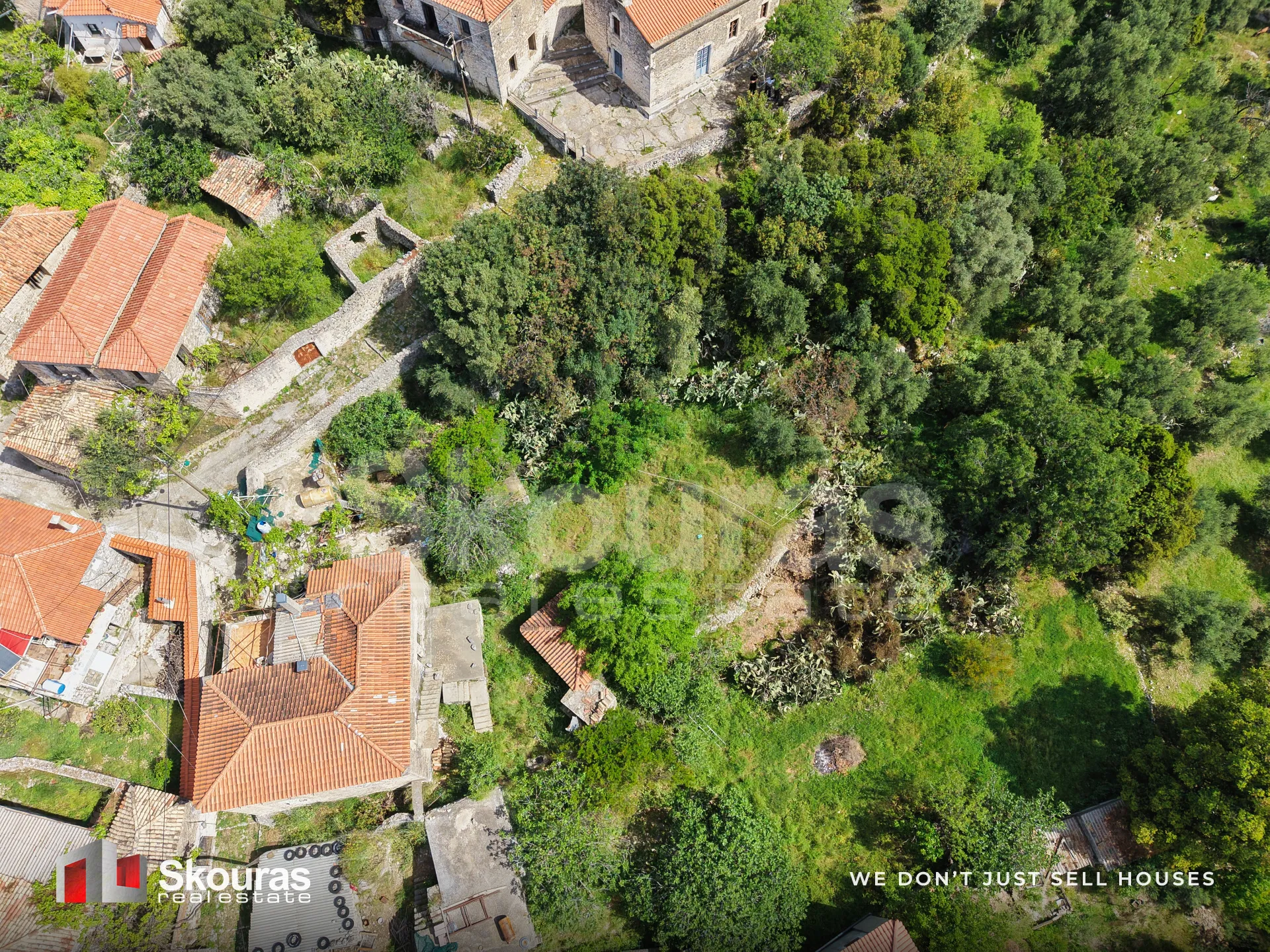 Plot 698m²  - 2