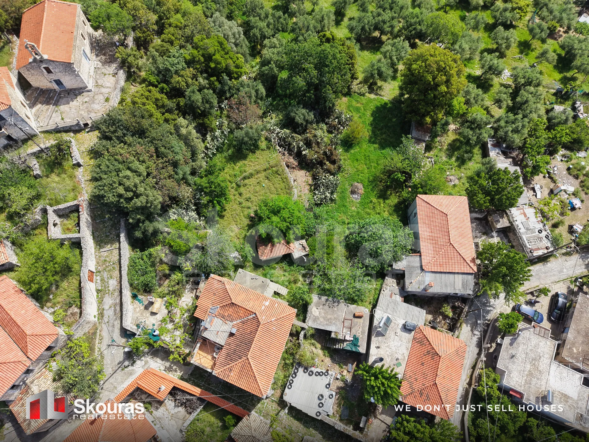 Plot 698m²  - 3