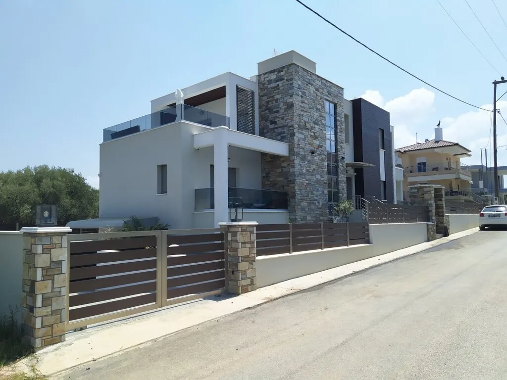 Μονοκατοικία 370τ.μ.  - 2