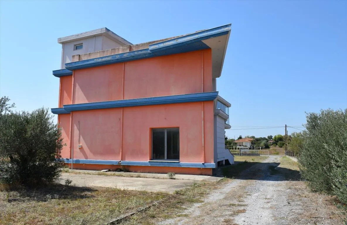 Αυτόνομο κτήριο κατοικιών 600τ.μ.  - 2