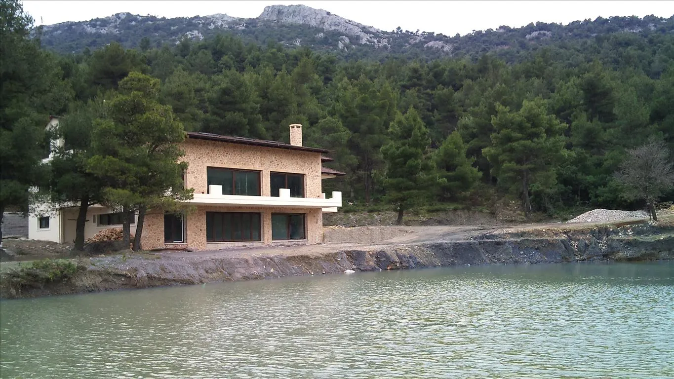 Μονοκατοικία 550τ.μ.  - 3