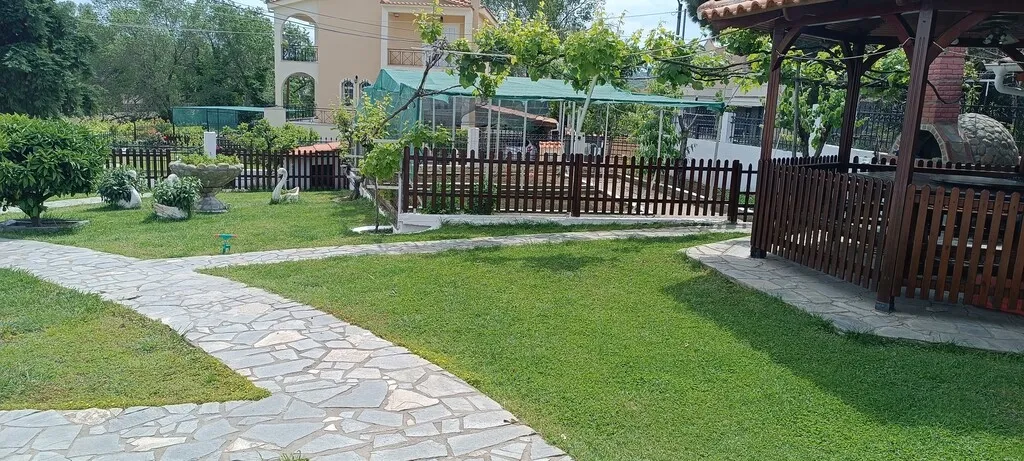 Standalone residential building 240m²  - 4