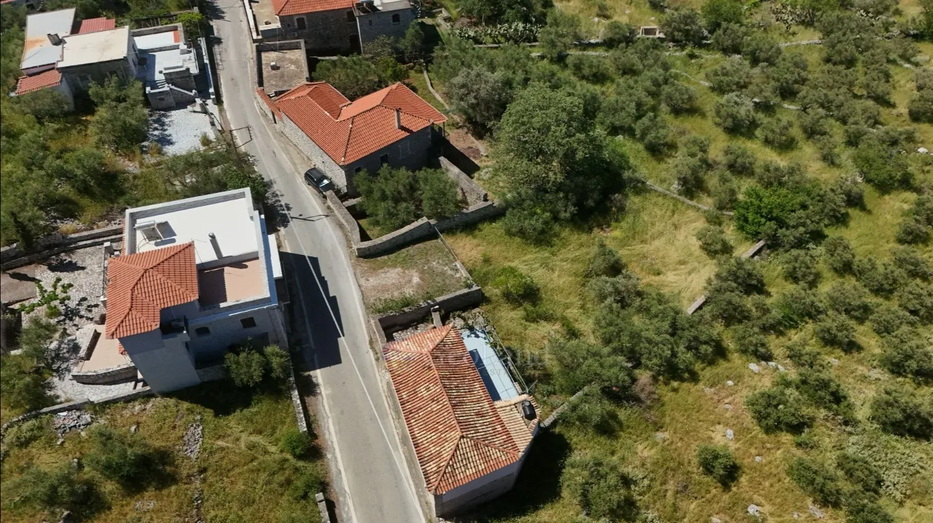 Οικόπεδο 606τ.μ.  - 4