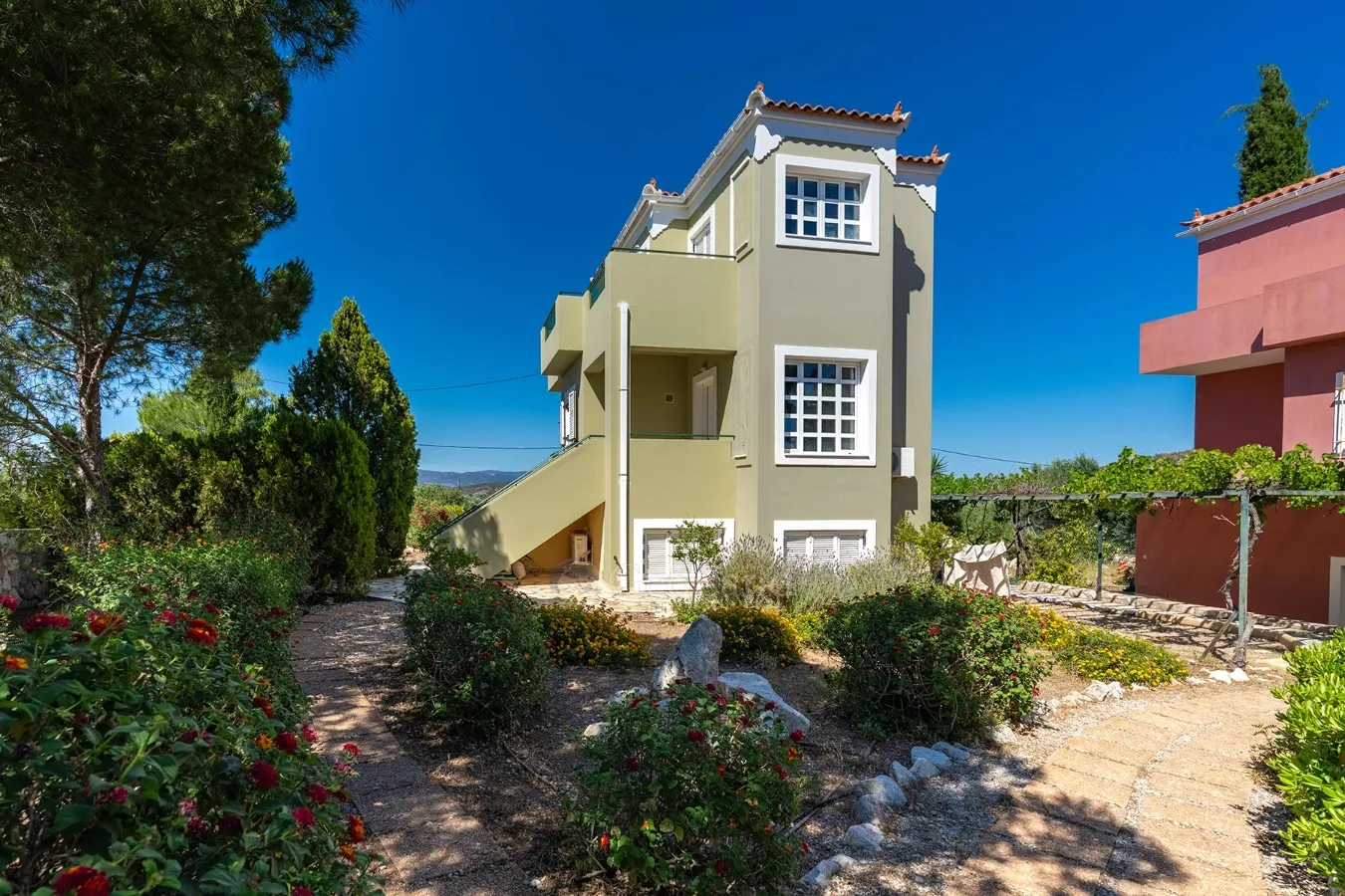 Αυτόνομο κτήριο κατοικιών 399τ.μ.  - 2
