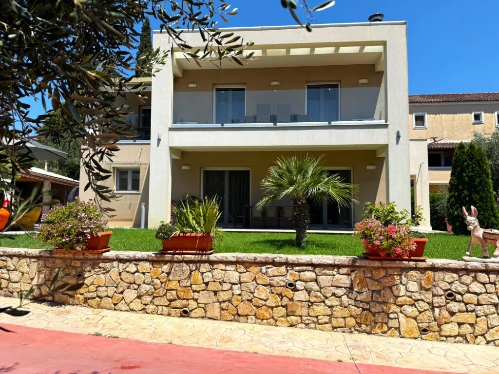 Μονοκατοικία 230τ.μ.  - 2