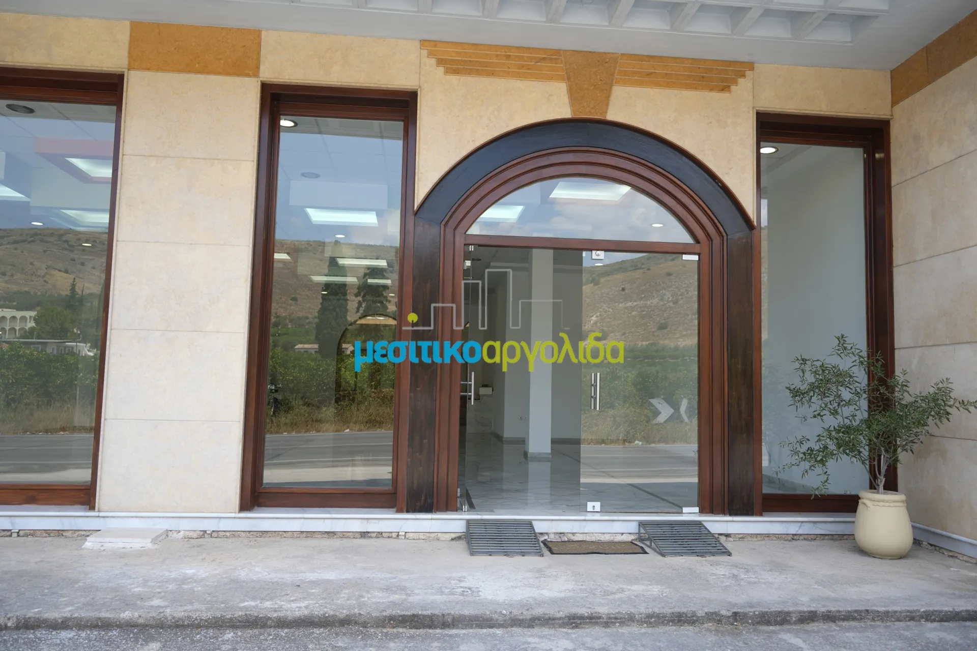 Κατάστημα 205τ.μ.  - 3