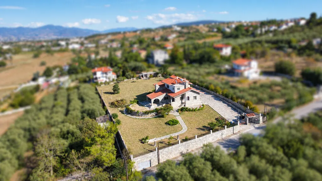 Μονοκατοικία 600τ.μ.  - 3